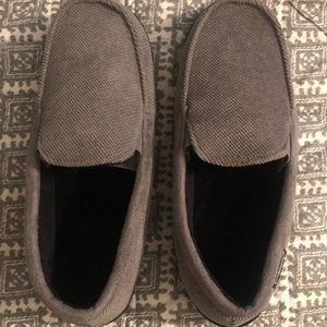 Isotoner memory foam men's slippers 9/10